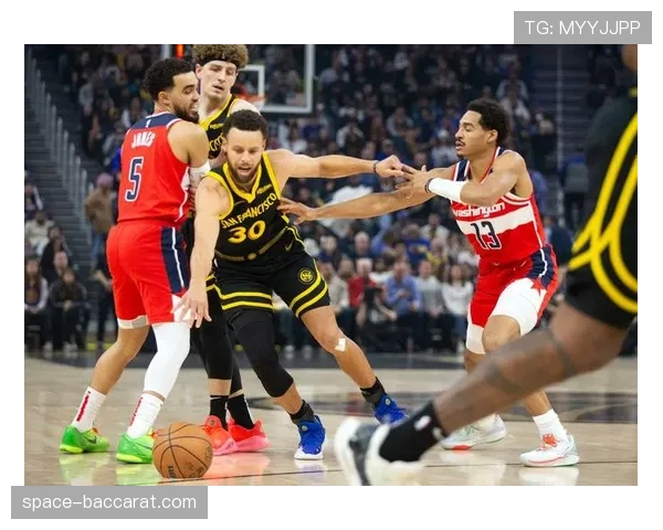 特写：终场哨响，克里斯·保罗与斯蒂芬·库里交换球衣并长时间拥抱